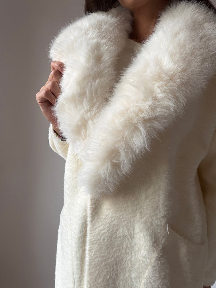 Жилетка ,,Ivory Luxe'' с пухкава яка