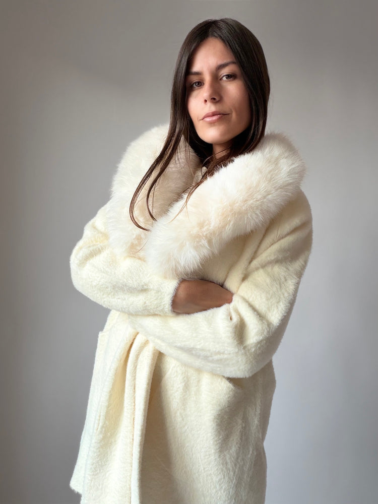 Жилетка ,,Ivory Luxe'' с пухкава яка