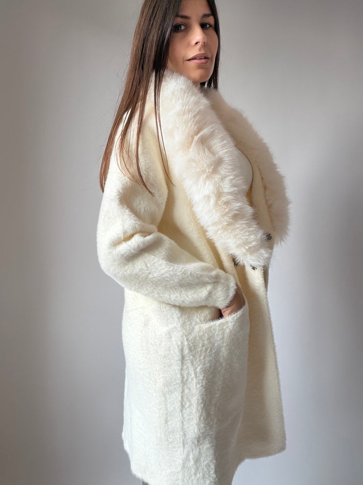 Жилетка ,,Ivory Luxe'' с пухкава яка