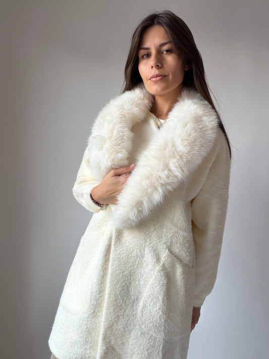 Жилетка ,,Ivory Luxe'' с пухкава яка