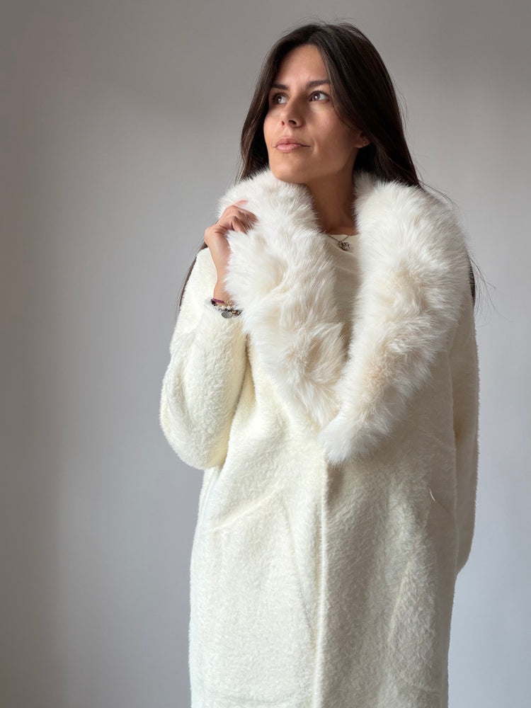 Жилетка ,,Ivory Luxe'' с пухкава яка