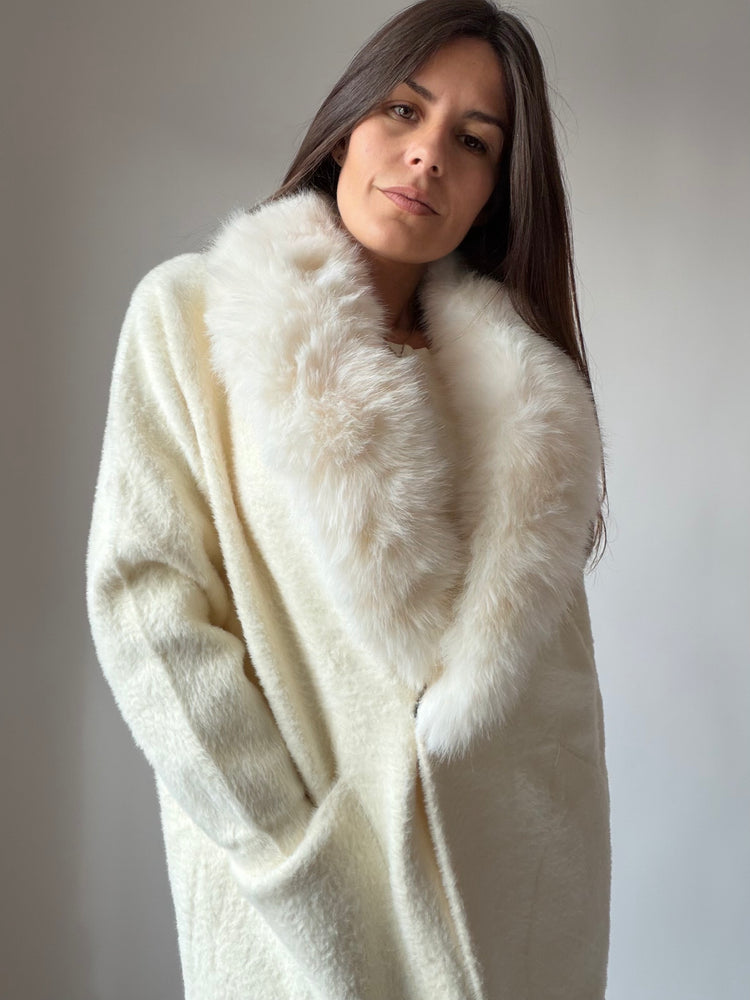 Жилетка ,,Ivory Luxe'' с пухкава яка