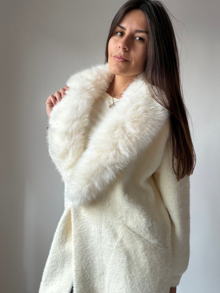 Жилетка ,,Ivory Luxe'' с пухкава яка