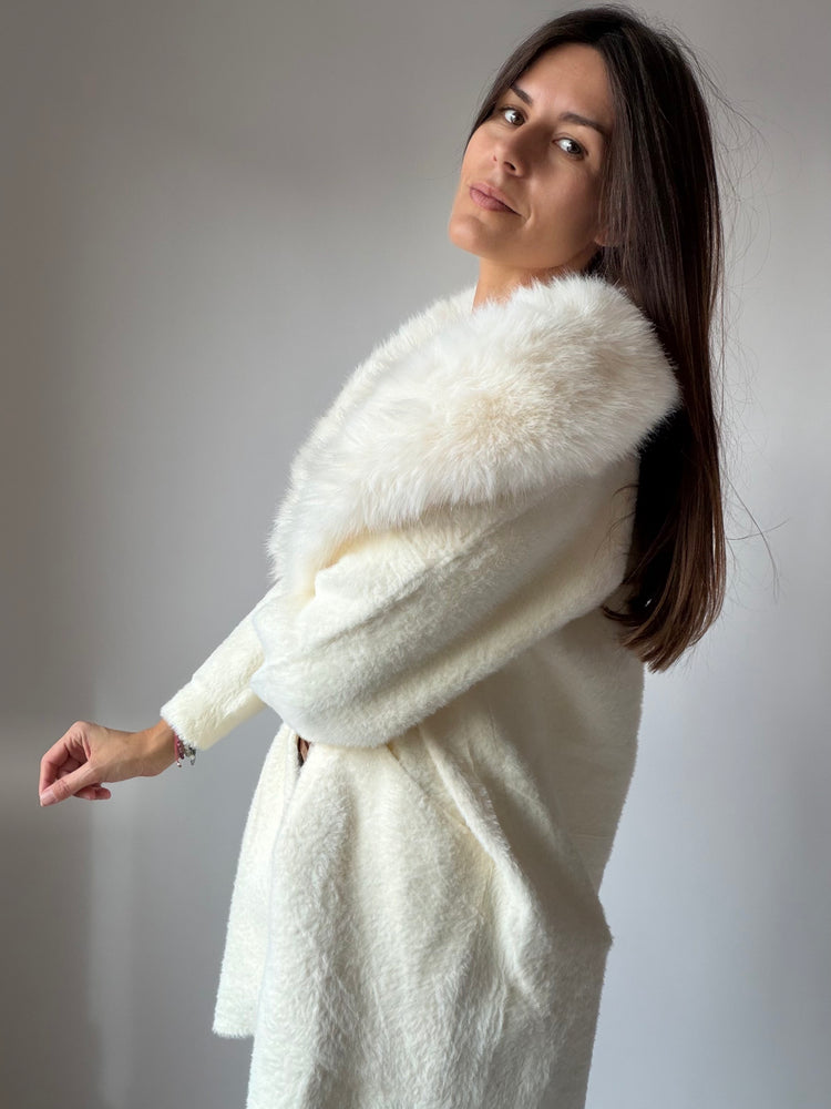 Жилетка ,,Ivory Luxe'' с пухкава яка