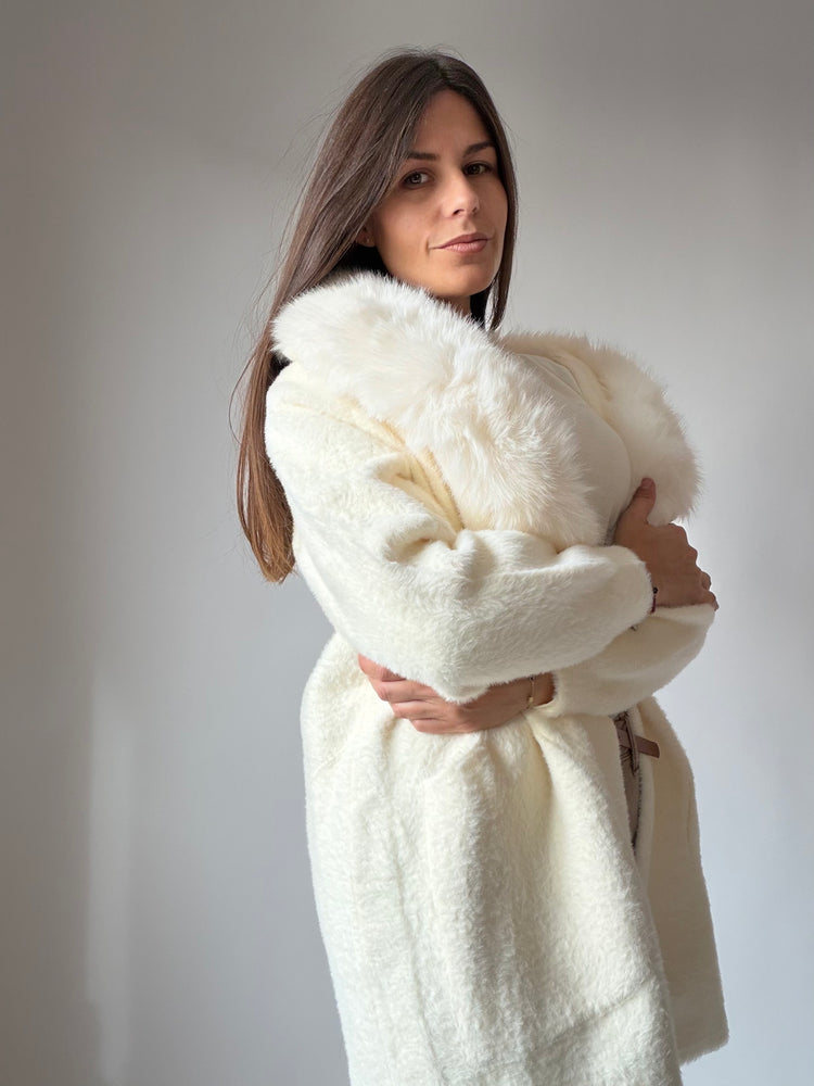 Жилетка ,,Ivory Luxe'' с пухкава яка
