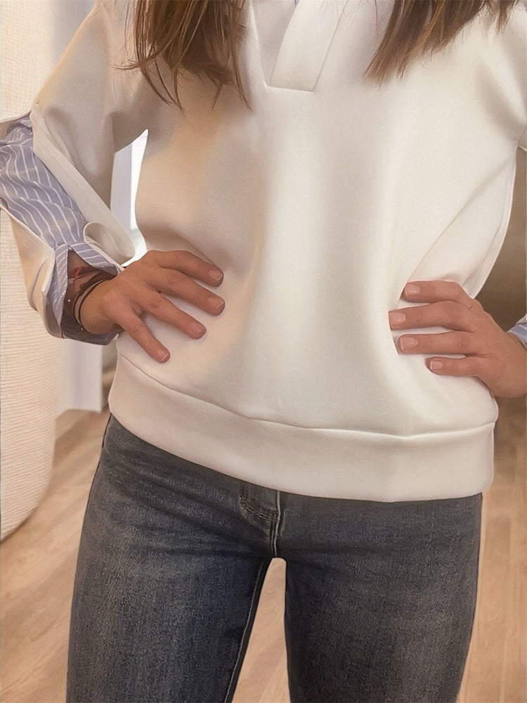 Бяла блуза със синя яка