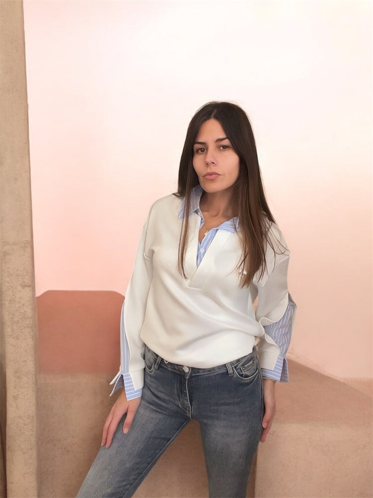 Бяла блуза със синя яка